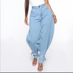 No Loose Ends Balloon Mom Jeans - Light Blue Wash